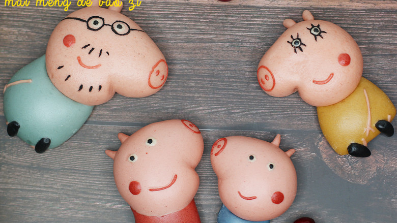 （原创）六一儿童节礼物——小猪佩琪乔治幸福的一家馒头叉烧包,猪爸爸画上眼镜和胡子，猪妈妈画上眼圈和睫毛。幸福快乐的一家。祝小朋友们六一快乐。