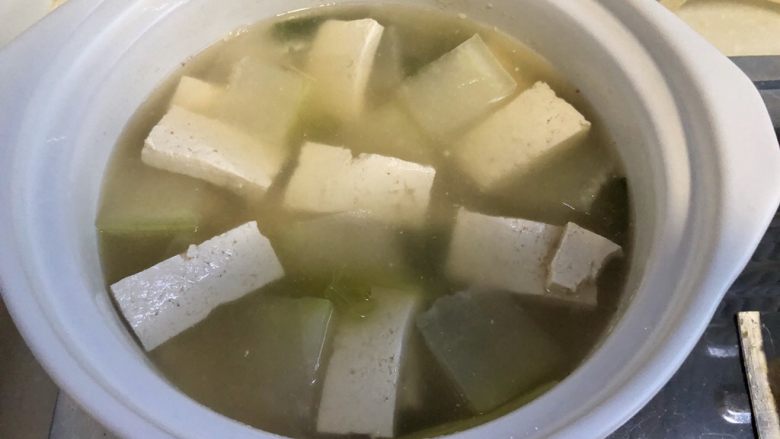 红梅映雪祈安平➕冬瓜咸肉炖豆腐,可以用筷子把冬瓜豆腐摆一下造型，白绿间隔比较好看