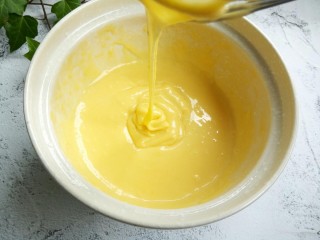 芝麻戚风蛋糕,低筋面粉筛入蛋黄里。用橡皮刮刀翻拌均匀成为蛋黄面糊，放在一旁静置备用。
