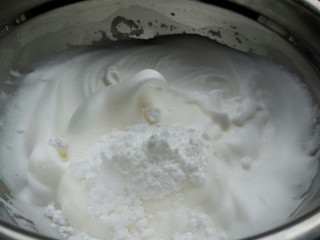 芝麻戚风蛋糕,打发到有小弯钩时，再次加入剩余的糖粉。