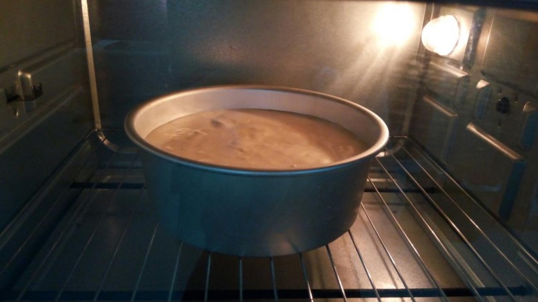 芝麻戚风蛋糕,把面糊倒入模具中，大约4分满就可以，模具放大理石震几下，震出大气泡，放入预热好的烤箱（烤箱提前150度预热10分钟）上下火135度烤1小时，烤盘放在最下面一层。