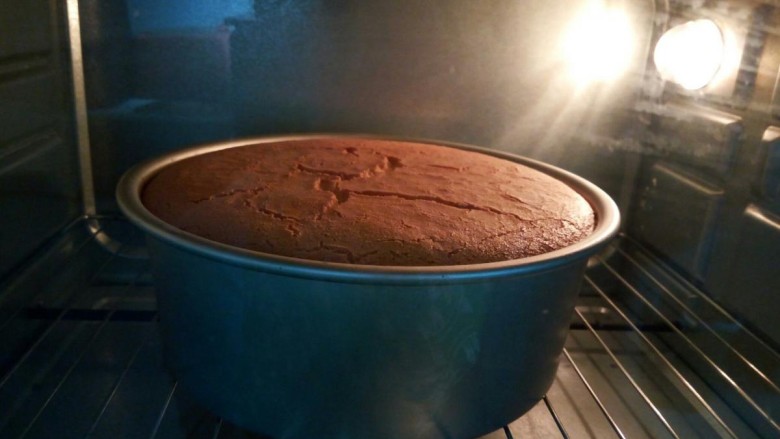 芝麻戚风蛋糕,慢慢回落了，最后15分钟，烤箱上下火调整到150度烘烤。