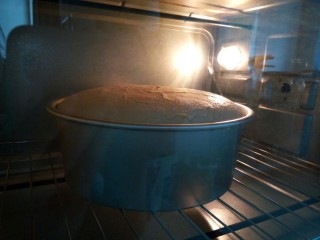 芝麻戚风蛋糕,烤了40分钟。