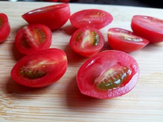什锦凉拌菜,小番茄对半切开。