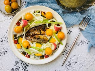 豉汁时蔬南极冰鱼,蔬菜烤好后，将鱼和蔬菜摆进去就好。蔬菜部分可以根据自己喜好任意搭配。西蓝花，生菜沙拉，土豆沙拉。都可以。