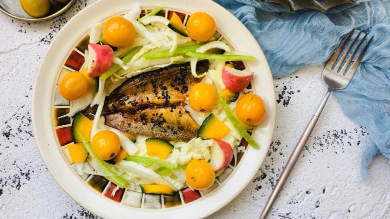 豉汁时蔬南极冰鱼,蔬菜烤好后，将鱼和蔬菜摆进去就好。蔬菜部分可以根据自己喜好任意搭配。西蓝花，生菜沙拉，土豆沙拉。都可以。