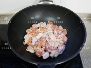 泰式滋味鸡,起锅加入鸡块翻炒至变色
