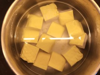 香煎豆腐,放入盐水中浸泡半小时。不泡也行，在煎的时候撒点盐。