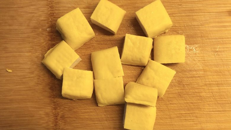 香煎豆腐,每块切成四小块。