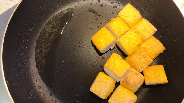 香煎豆腐,两面煎黄后就可以出锅啦。
这种豆腐不太吃油，出锅前把锅倾斜，等豆腐里的油慢慢流出。
