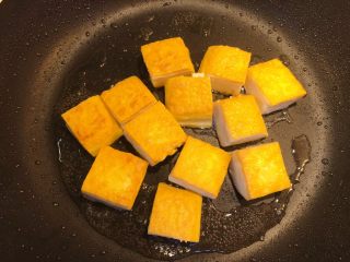 香煎豆腐,待一面煎黄后翻面继续煎。