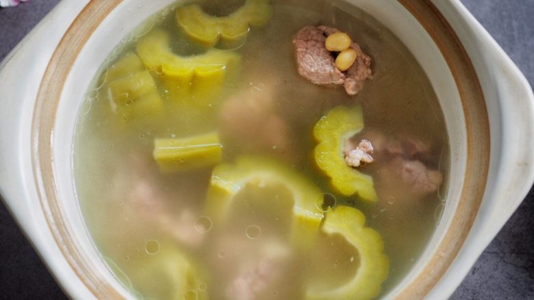 苦瓜黄豆猪骨汤,汤很清润，苦中带甘。