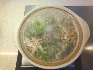 苦瓜黄豆猪骨汤,煮沸，捞出上层浮沫。