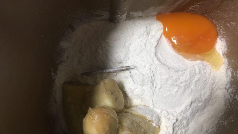 香蕉磨牙棒,放入原材在面包机揉面。香蕉如果在面包机搅拌不烂、借用一个勺子压烂一下就可以了。