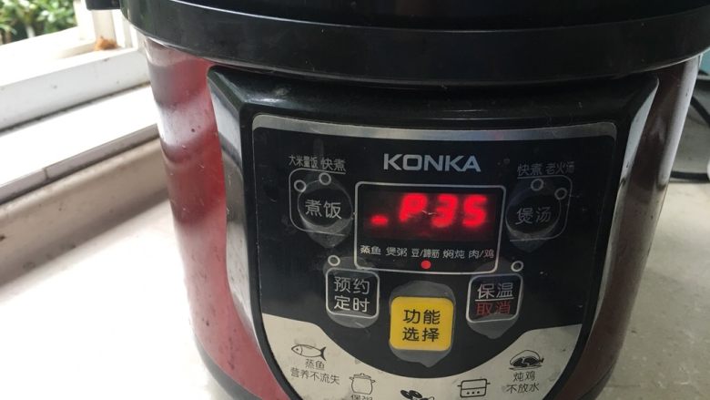 莲蓉百合红枣枸杞银耳汤,电压锅设置在“豆/蹄筋”功能键下煨制35分钟左右时间，跳闸后，再焖20分钟即可食用。
