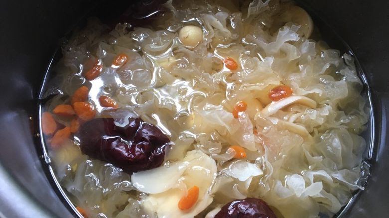 莲蓉百合红枣枸杞银耳汤,煲熟的银耳汤汁浓稠成糊状、不分层。