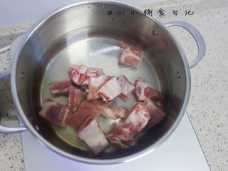 玉米排骨汤,冷水跟猪肋排一起放在锅里煮出杂质