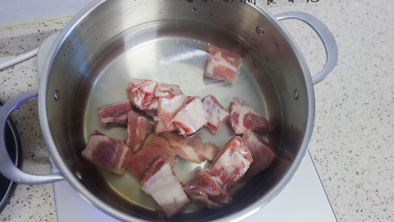 玉米排骨汤,冷水跟猪肋排一起放在锅里煮出杂质