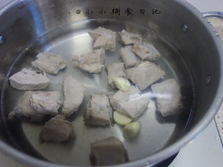 玉米排骨汤,准备一锅热水，加入猪肋排+3瓣大蒜+1勺料酒，水一定要没过所有材料