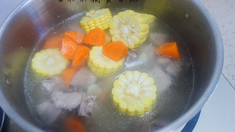 玉米排骨汤,	放入胡萝卜还有玉米段继续小火煮20分钟左右