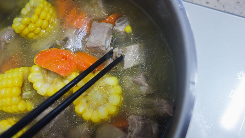 玉米排骨汤,用筷子插入胡萝卜能插透，肉轻轻就能跟骨头分离就可以了，最后加入一点盐调味