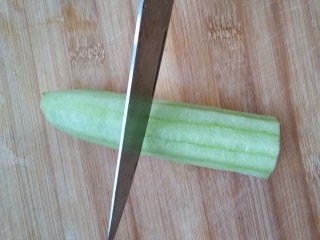 魔法泡面（附带两种可爱小西瓜🍉的做法😊）,将黄瓜切成大小两半。