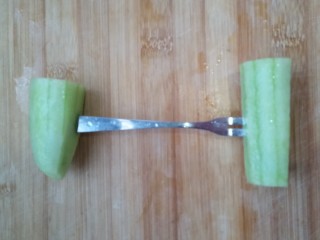 魔法泡面（附带两种可爱小西瓜🍉的做法😊）,将叉子按照图中所示叉到黄瓜里。