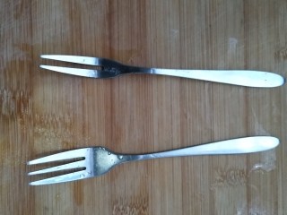 魔法泡面（附带两种可爱小西瓜🍉的做法😊）,准备两个叉子。