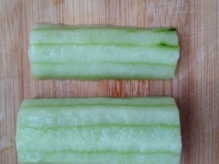 魔法泡面（附带两种可爱小西瓜🍉的做法😊）,大的一半对半切，切的时候要分成一大一小。