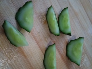 魔法泡面（附带两种可爱小西瓜🍉的做法😊）,这里先说一种西瓜的制作，黄瓜滚刀切，切成平常的西瓜块就行了。