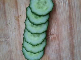 魔法泡面（附带两种可爱小西瓜🍉的做法😊）,另一种西瓜的制作，黄瓜切片。
