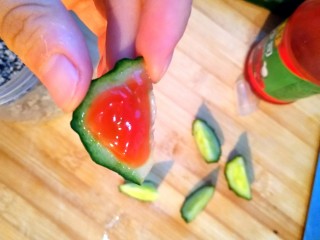 魔法泡面（附带两种可爱小西瓜🍉的做法😊）,涂抹番茄酱。