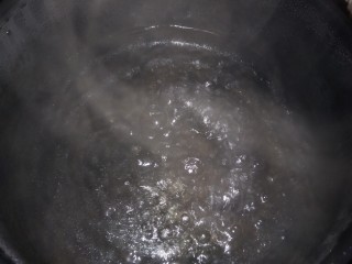 魔法泡面（附带两种可爱小西瓜🍉的做法😊）,锅中放水烧开。