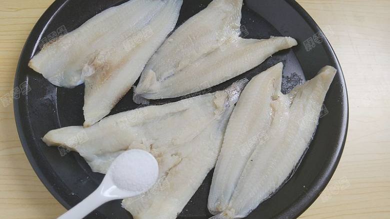 脆烤冰鱼柳,在冰鱼柳两面均匀抹上一层细盐