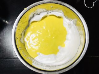海苔肉松小贝,将搅拌好的蛋黄糊，倒入剩余的蛋白霜中