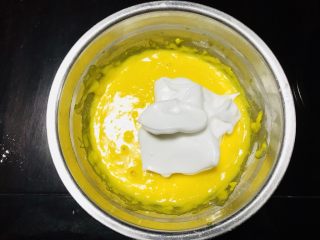 海苔肉松小贝,加入三分之一蛋白霜，到蛋黄糊中翻拌均匀