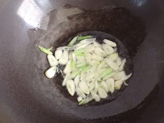 干煸四季豆,炒锅倒入适量油烧热，放入葱蒜爆香