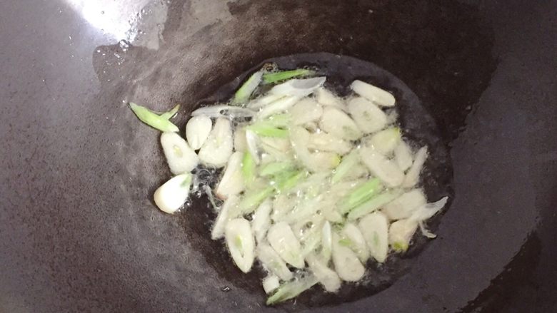 干煸四季豆,炒锅倒入适量油烧热，放入葱蒜爆香