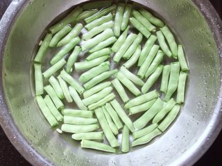 干煸四季豆,用手掰成小段，清洗干净泡一会儿