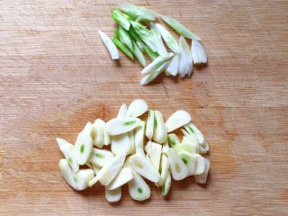 干煸四季豆,葱 蒜洗净切片备用