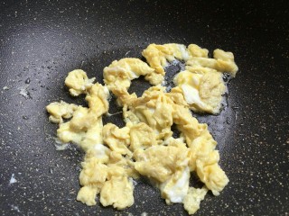 炒米粉,热锅放油放鸡蛋炒碎倒碗里备用