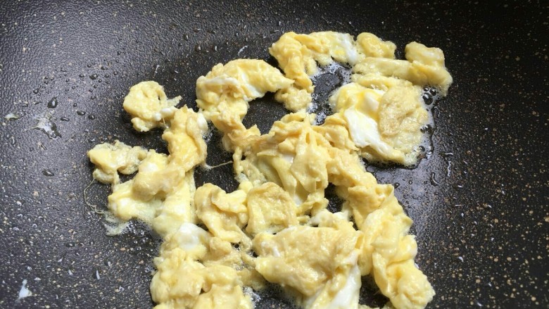 炒米粉,热锅放油放鸡蛋炒碎倒碗里备用