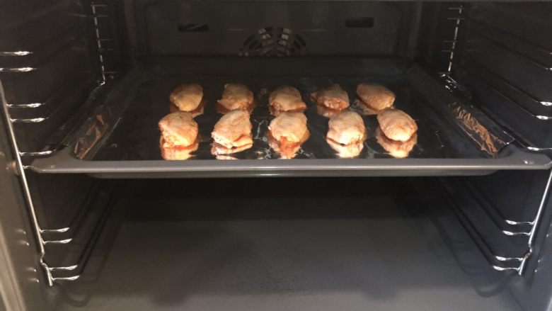 新奥尔良烤翅,鸡翅放入烤箱，中层，3D热风