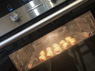 新奥尔良烤翅,200度烤12分钟左右即可。