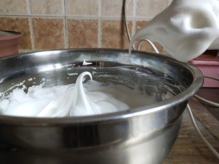 肥宅肉松蛋糕卷,蛋白打发到湿性发泡，提起打蛋头会有一个大弯勾