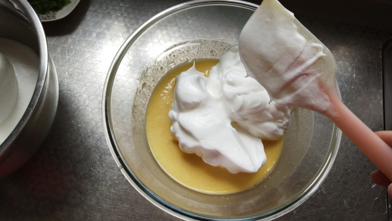 肥宅肉松蛋糕卷,将三分之一蛋白加入蛋黄糊中拌匀
