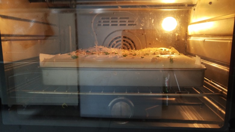 肥宅肉松蛋糕卷,烤箱170度预热 实际温度150度中层烘烤25分钟观察表面上色金黄出炉