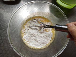 肥宅肉松蛋糕卷,筛入低筋面粉搅拌均匀