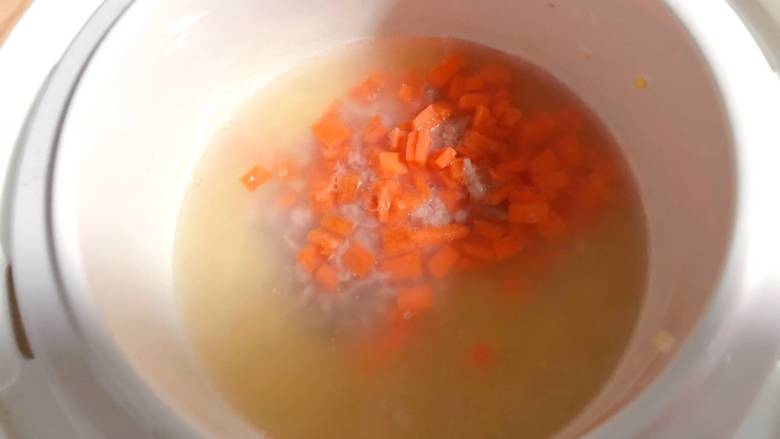 【宝宝辅食】杂蔬牛肉粥,带米粥黏稠后放入牛肉碎和胡萝卜碎，继续熬制30分钟；
