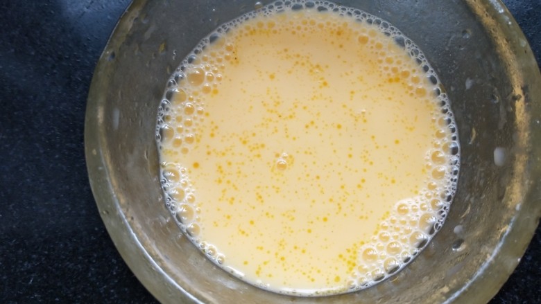 鸡蛋黄瓜片,加一点水打成蛋液